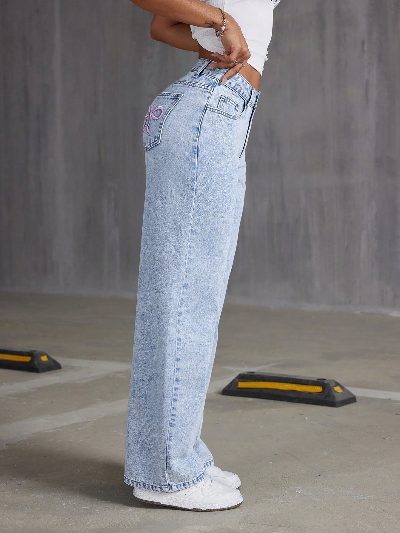 SHEIN ICON Women Embroidered Bowknot Washed Denim Jeans Light Wash